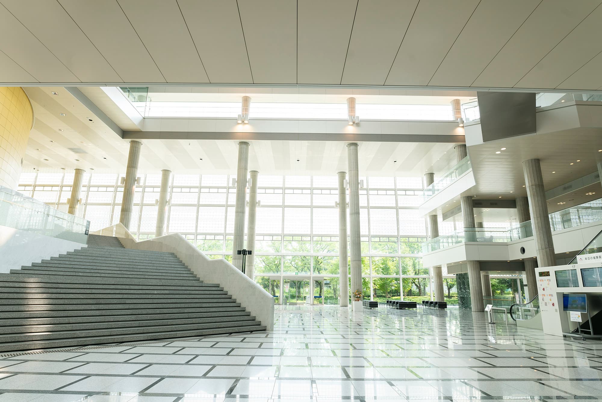 1階正面エントランスホール（全体像）