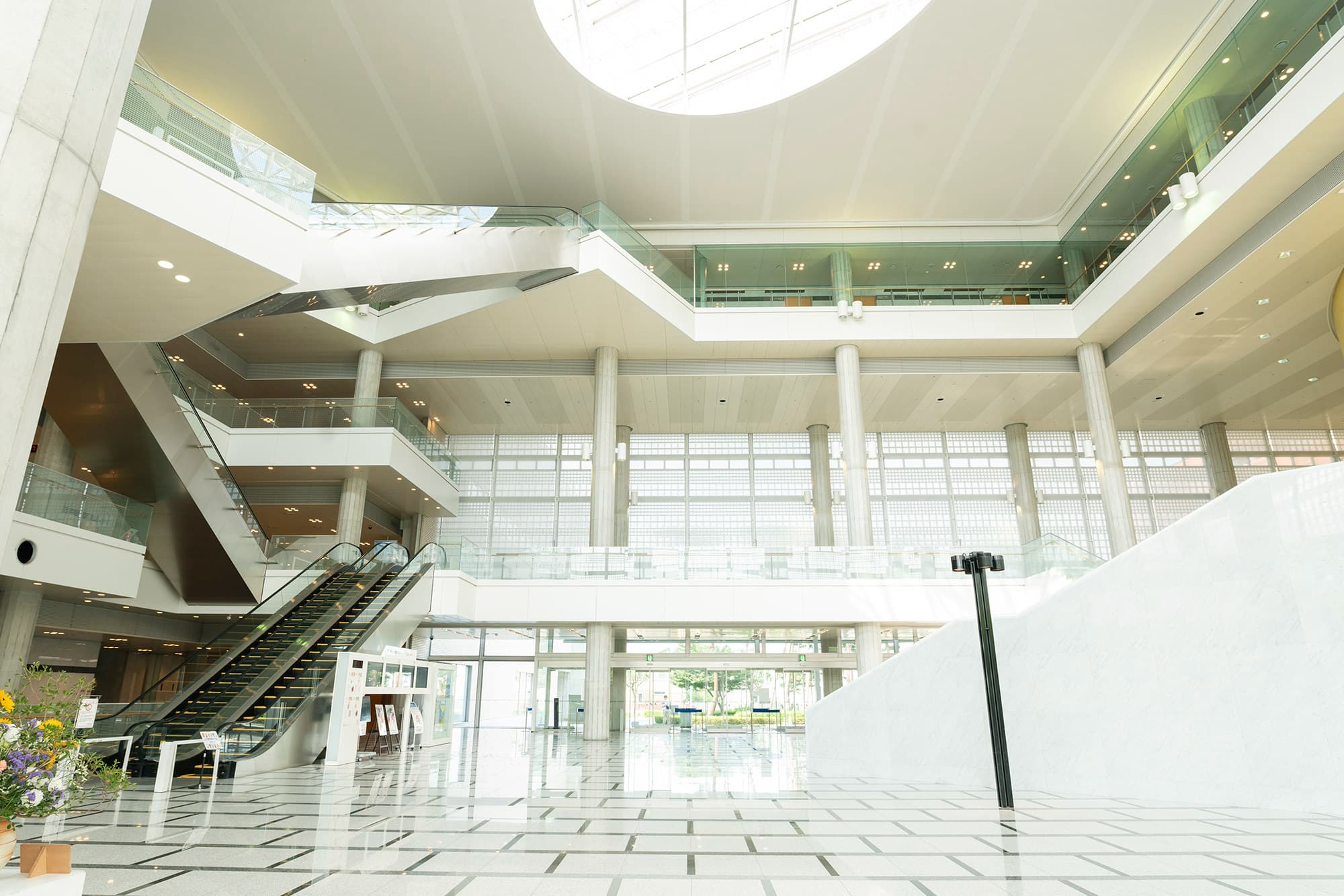 1階正面エントランスホール（全体像）