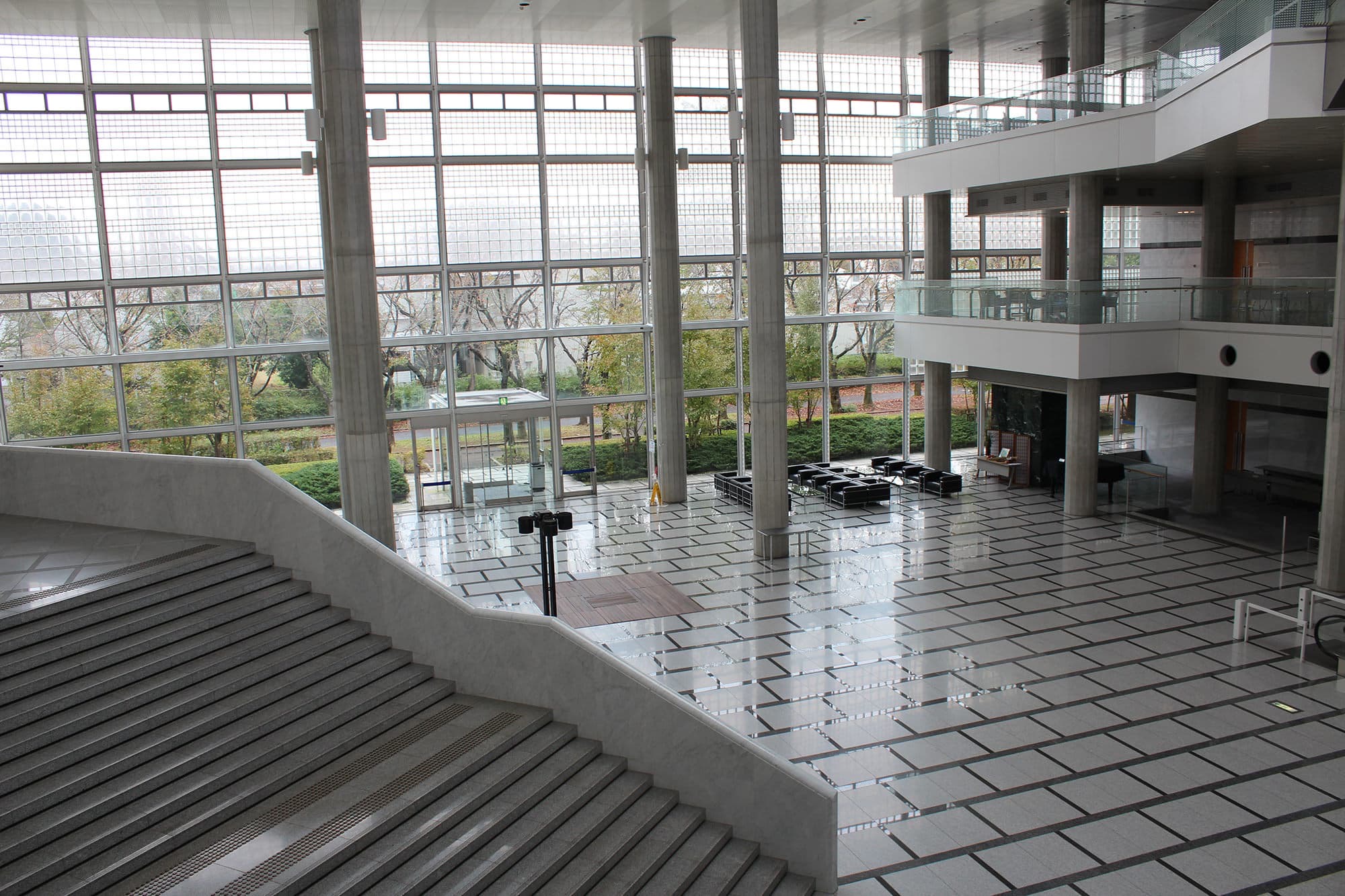 1階正面エントランスホール（全体像）