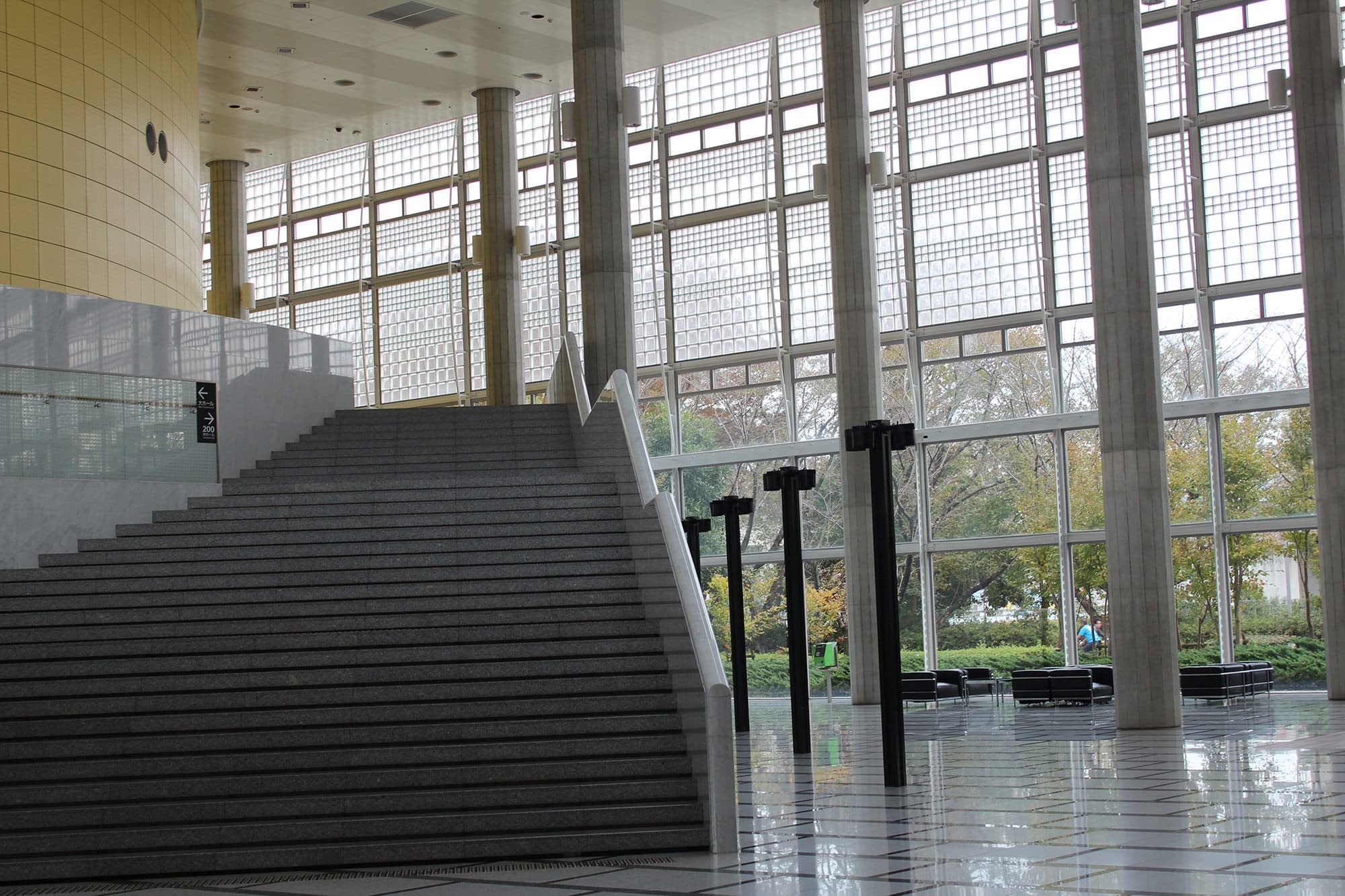 1階正面エントランスホール（全体像）